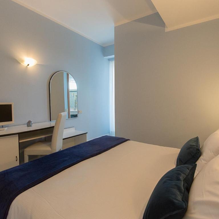 Hotel Trevi Riccione, in centro sul mare con cucina - Deluxe Double Room with Balcony and Sea View - 3