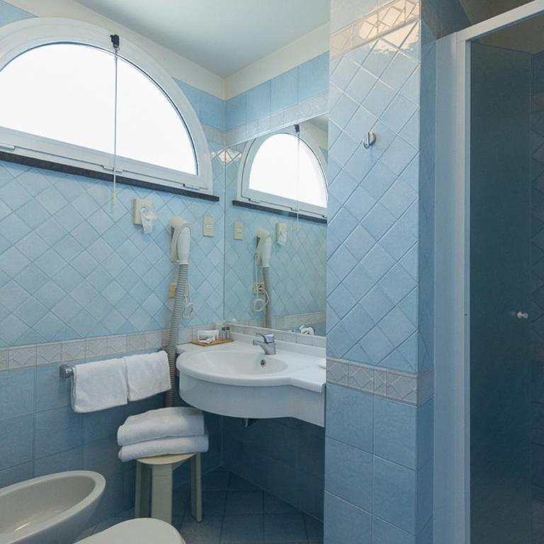 Hotel Trevi Riccione, in centro sul mare con cucina - Deluxe Double Room with Balcony and Sea View - 12