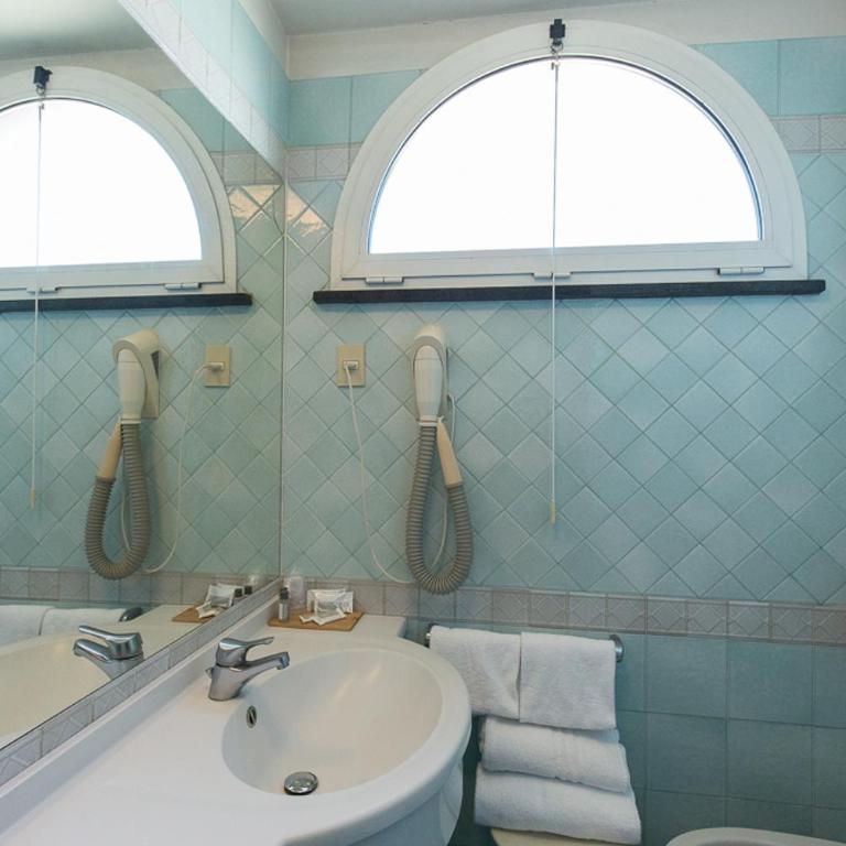 Hotel Trevi Riccione, in centro sul mare con cucina - Deluxe Double Room with Balcony and Sea View - 11