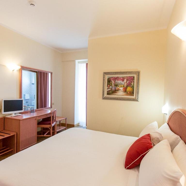Hotel Trevi Riccione, in centro sul mare con cucina - Family Room with Sea View - 2