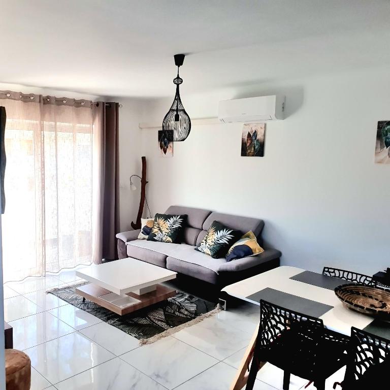 PLAGE ET PORT DE SANARY a PIED - Appartement 2 Chambres - 2