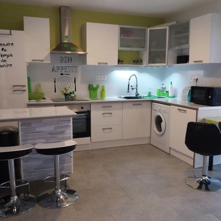 Maison de 120 m², divisée en 2 appartements indépendants - Four-Bedroom House - 4