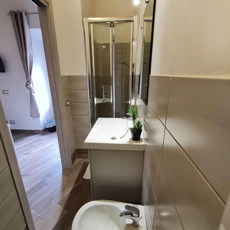 Giulya Guesthouse Hospety Group - Camera Tripla Comfort - 7