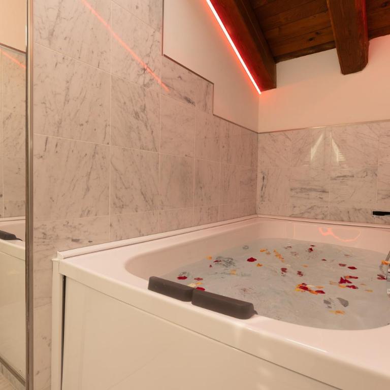 BolognaRoomscom - Villa Bottrigari - Suite King con Vasca Idromassaggio - 4