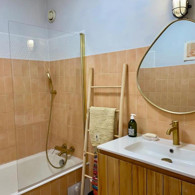 Spacieux appartement au calme à 5 minutes de la mer, parking privé - Appartement 2 Chambres - 13