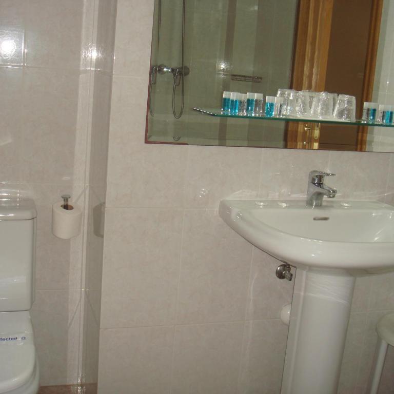 Hotel PAYRO - Triple Room with Balcony - 4