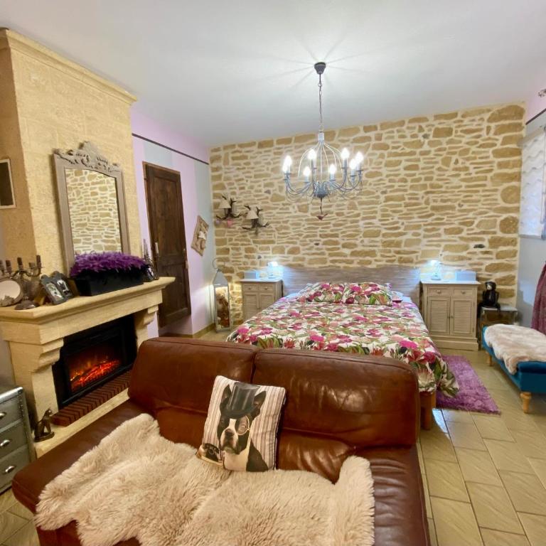 Domaine Ô Clair de Lune - Chambres d'Hôtes et Gîtes à Sarlat - Accès Cité Médiévale 5 minutes à pied - Parking - SPA & Massages en option - Piscine de saison - Suite avec Salle de Bains Privative - 5