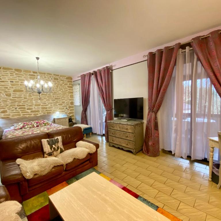 Domaine Ô Clair de Lune - Chambres d'Hôtes et Gîtes à Sarlat - Accès Cité Médiévale 5 minutes à pied - Parking - SPA & Massages en option - Piscine de saison - Suite avec Salle de Bains Privative - 4