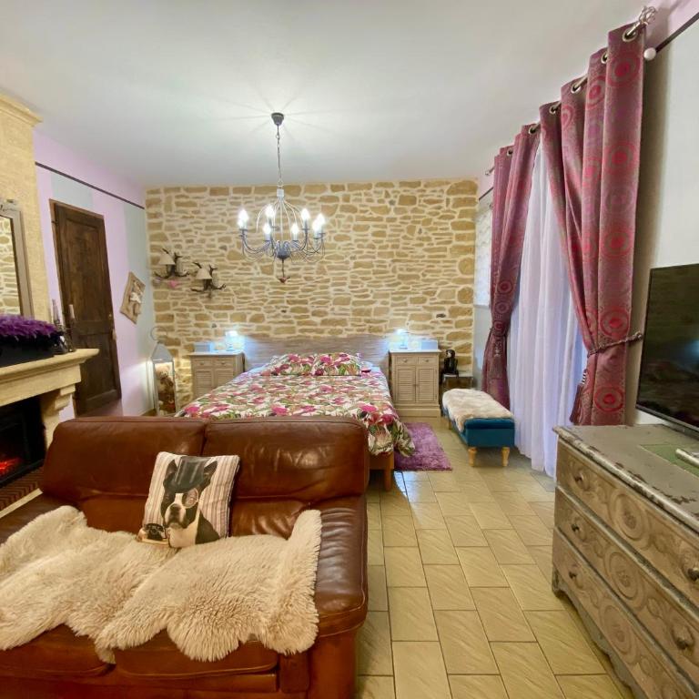 Domaine Ô Clair de Lune - Chambres d'Hôtes et Gîtes à Sarlat - Accès Cité Médiévale 5 minutes à pied - Parking - SPA & Massages en option - Piscine de saison - Suite avec Salle de Bains Privative - 6