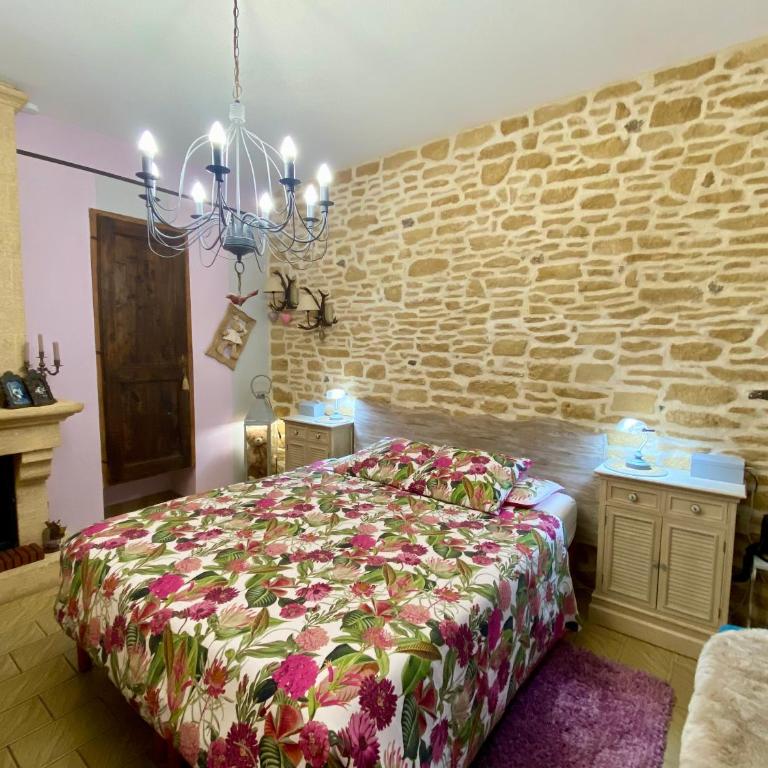 Domaine Ô Clair de Lune - Chambres d'Hôtes et Gîtes à Sarlat - Accès Cité Médiévale 5 minutes à pied - Parking - SPA & Massages en option - Piscine de saison - Suite avec Salle de Bains Privative - 3