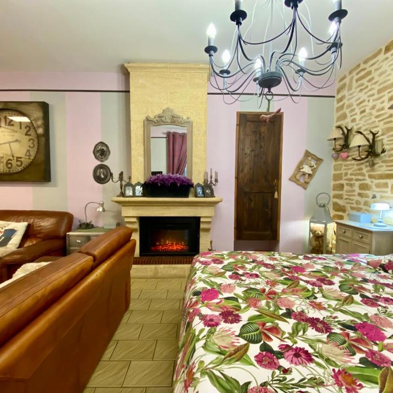 Domaine Ô Clair de Lune - Chambres d'Hôtes et Gîtes à Sarlat - Accès Cité Médiévale 5 minutes à pied - Parking - SPA & Massages en option - Piscine de saison - Suite avec Salle de Bains Privative - 2