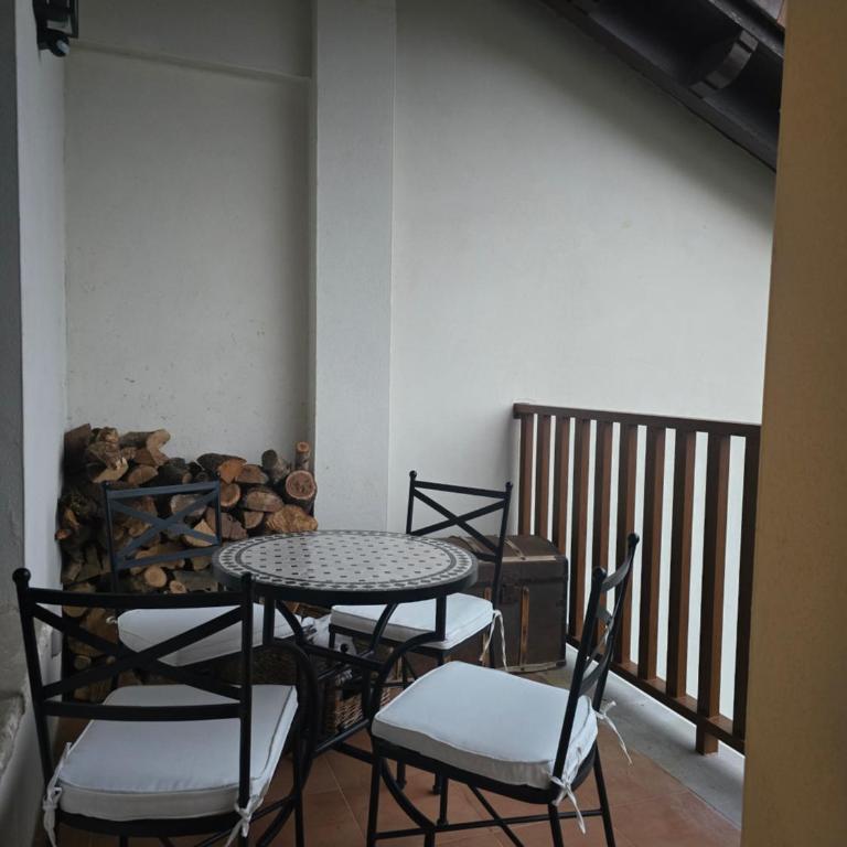 Un encanto de dúplex - Three-Bedroom Apartment - 24