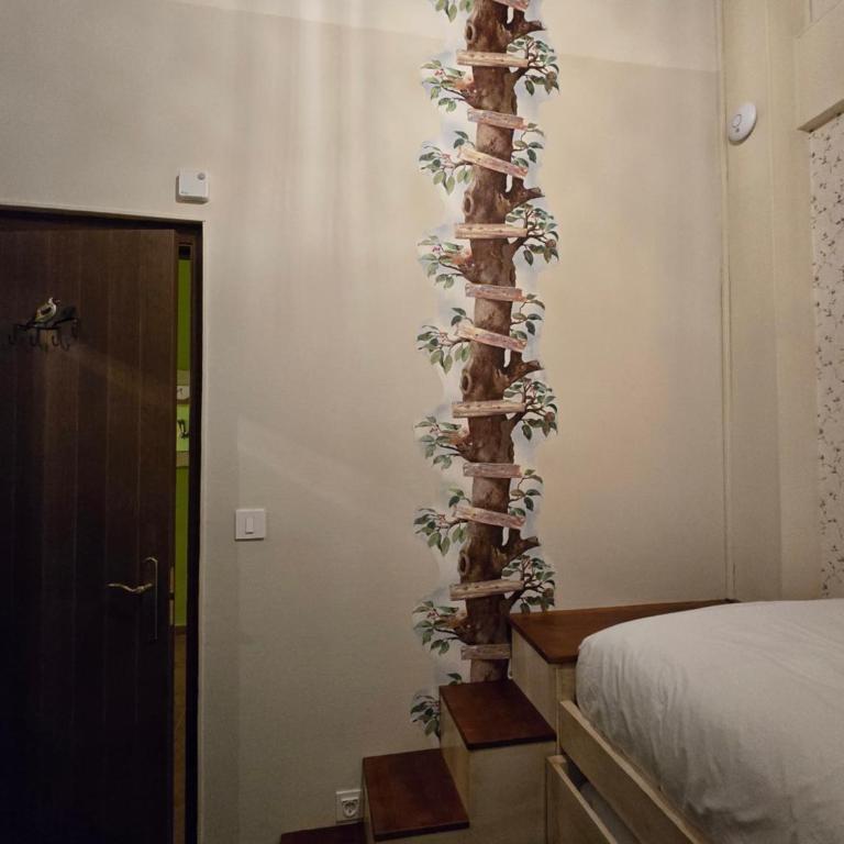 Un encanto de dúplex - Three-Bedroom Apartment - 33