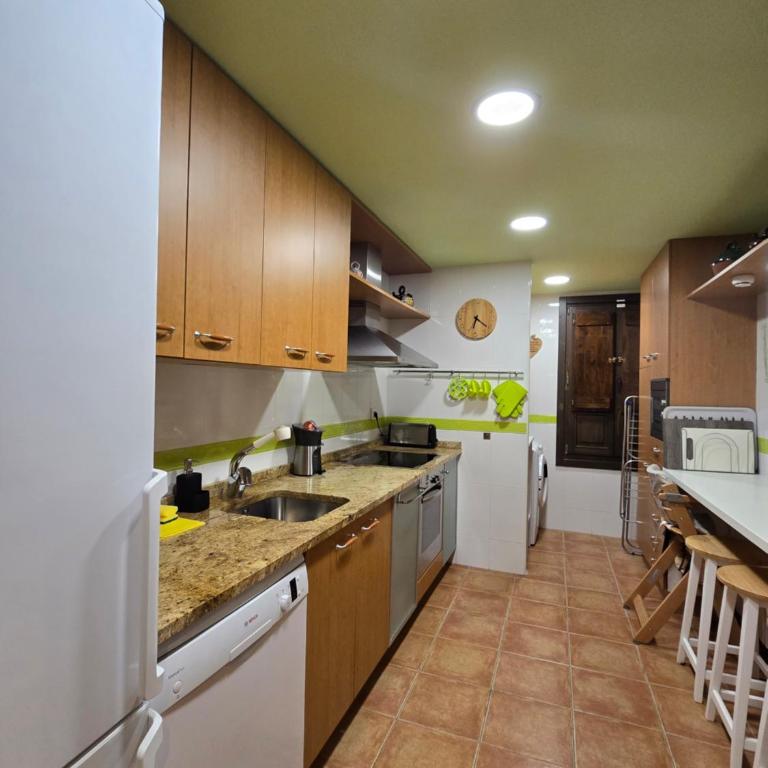 Un encanto de dúplex - Three-Bedroom Apartment - 26