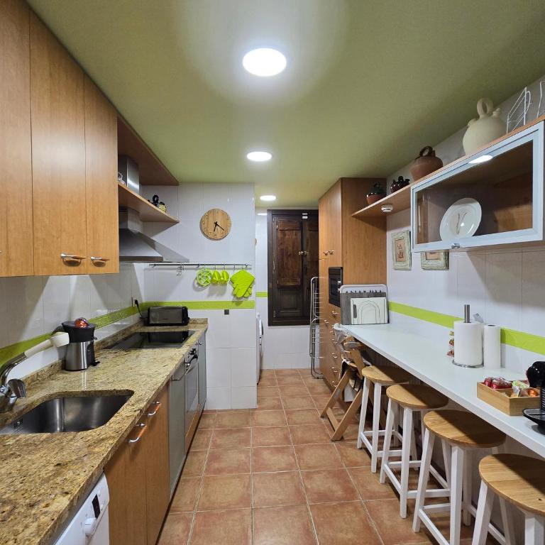 Un encanto de dúplex - Three-Bedroom Apartment - 25