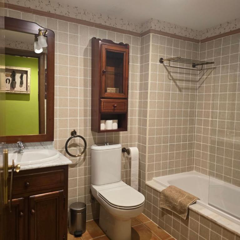 Un encanto de dúplex - Three-Bedroom Apartment - 31