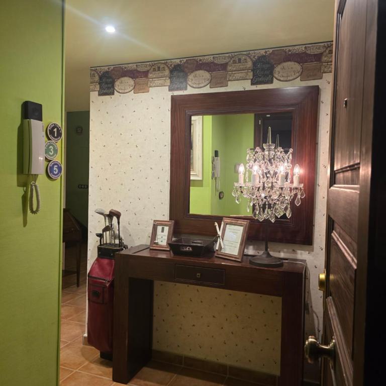 Un encanto de dúplex - Three-Bedroom Apartment - 12