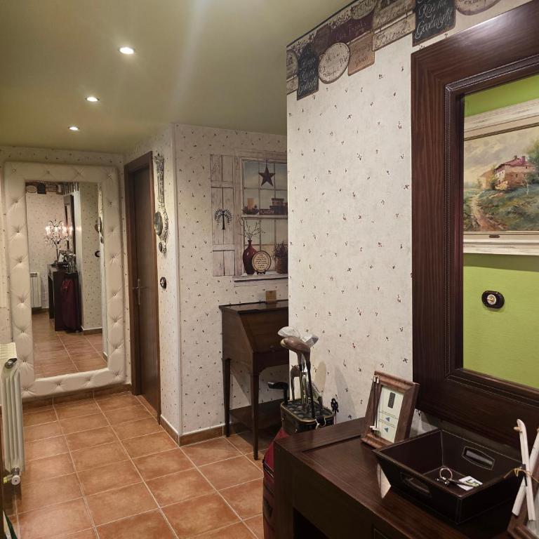 Un encanto de dúplex - Three-Bedroom Apartment - 13