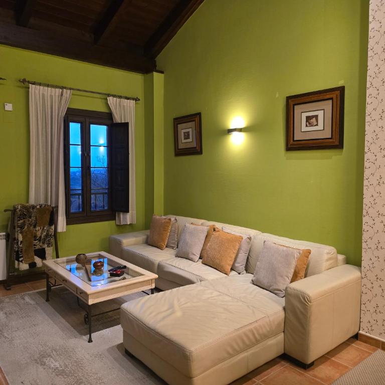 Un encanto de dúplex - Three-Bedroom Apartment - 16