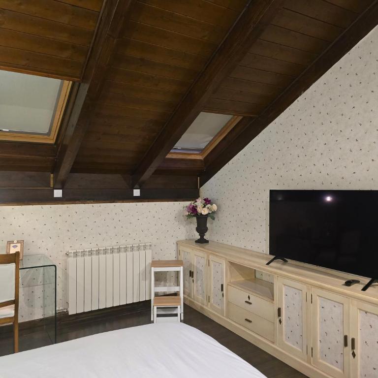 Un encanto de dúplex - Three-Bedroom Apartment - 41