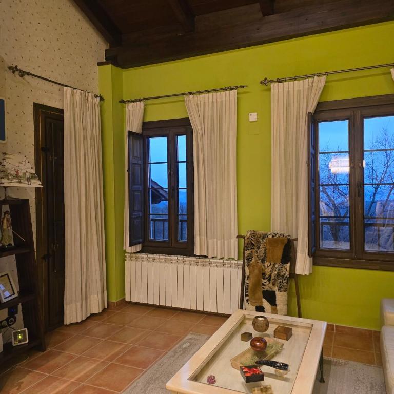 Un encanto de dúplex - Three-Bedroom Apartment - 20