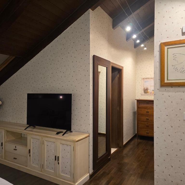 Un encanto de dúplex - Three-Bedroom Apartment - 45