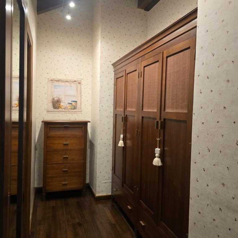 Un encanto de dúplex - Three-Bedroom Apartment - 44