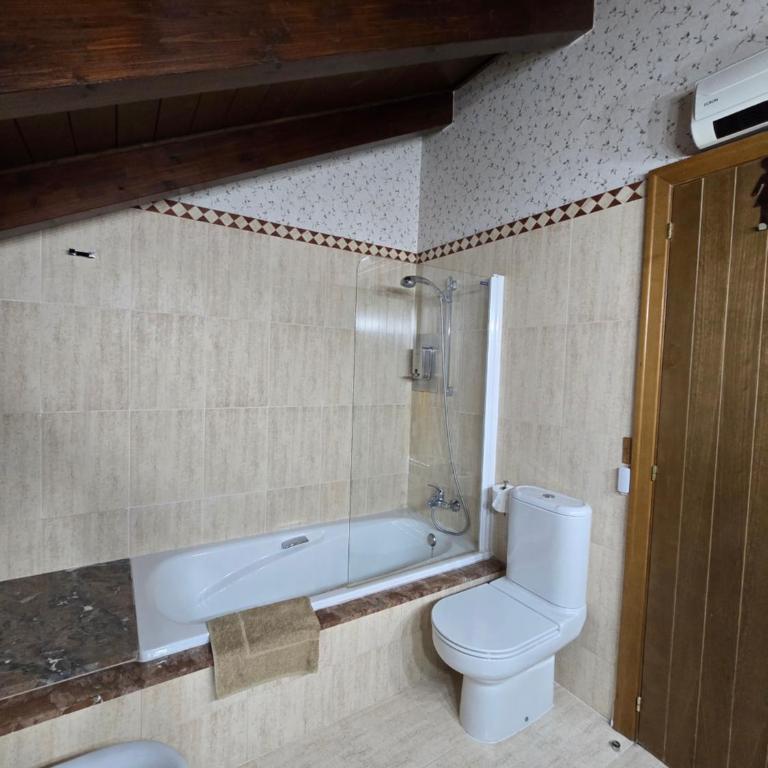 Un encanto de dúplex - Three-Bedroom Apartment - 46