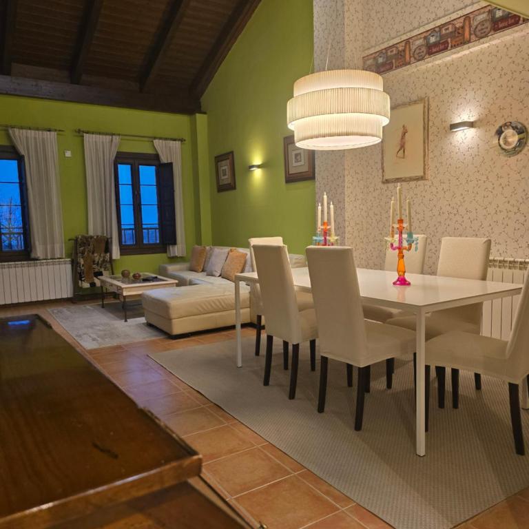 Un encanto de dúplex - Three-Bedroom Apartment - 15