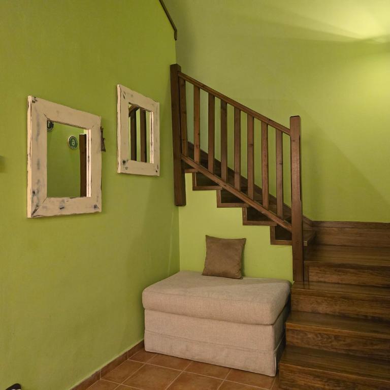 Un encanto de dúplex - Three-Bedroom Apartment - 36