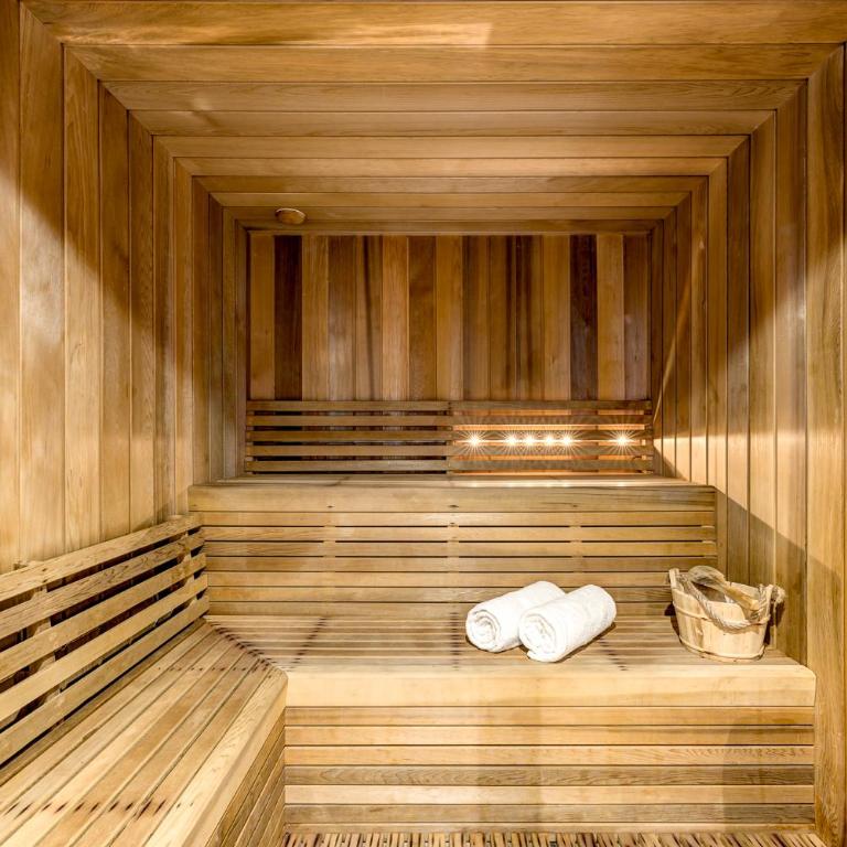 Chalet Serena - luxury 7 Bedroom Chalet, Pool & Spa - Chalet - 29