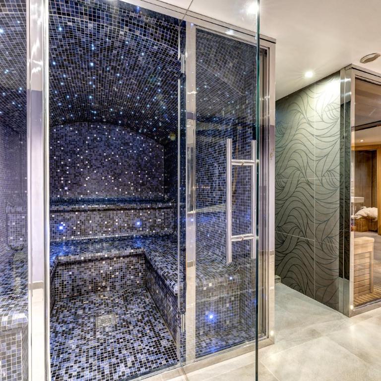 Chalet Serena - luxury 7 Bedroom Chalet, Pool & Spa - Chalet - 28