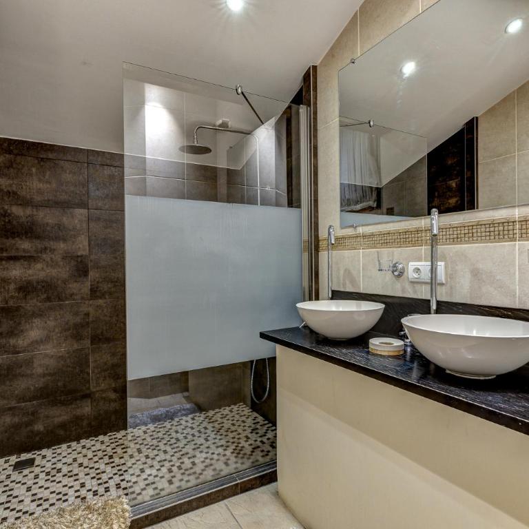Chalet Serena - luxury 7 Bedroom Chalet, Pool & Spa - Chalet - 5