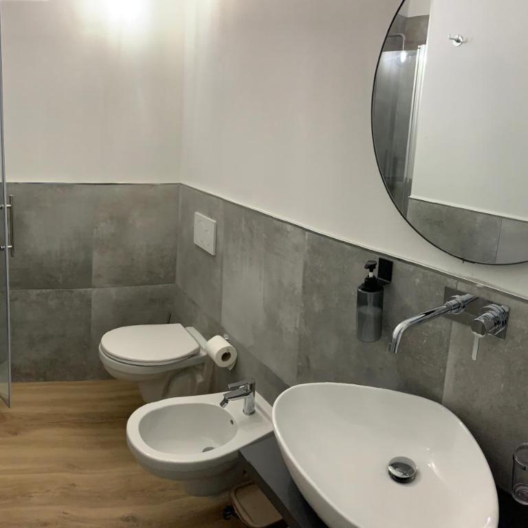 Riva Reno 4 Rooms - Camera Matrimoniale con Balcone - 2
