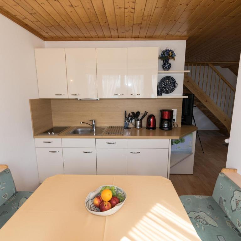 Ferienhaus Holzer - Maisonette-Apartment mit 1 Schlafzimmer, Balkon und Seeblick - 1