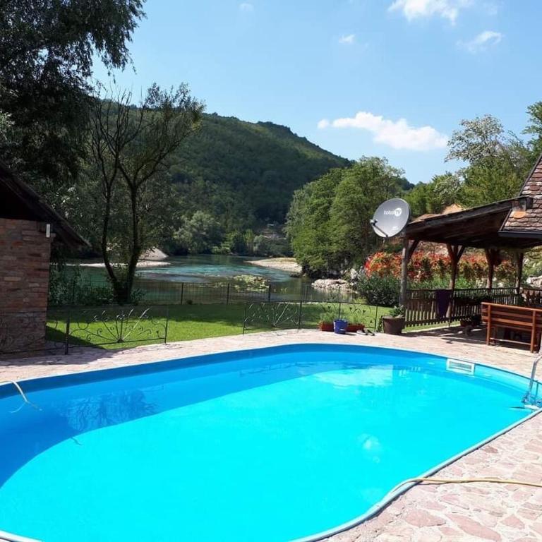"River paradise" Vikendica sa bazenom, ladarom i kaminom na samoj obali Vrbasa Banja Luka - Kuća sa 1 Spavaćom Sobom - 1