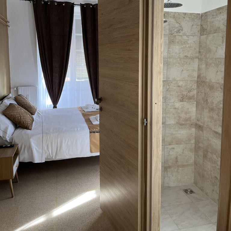 Genova Gold Rooms - Camera Matrimoniale/Doppia con Letti Singoli con Bagno Privato - 3