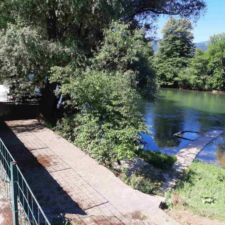 "River paradise" Vikendica sa bazenom, ladarom i kaminom na samoj obali Vrbasa Banja Luka - Kuća sa 1 Spavaćom Sobom - 11