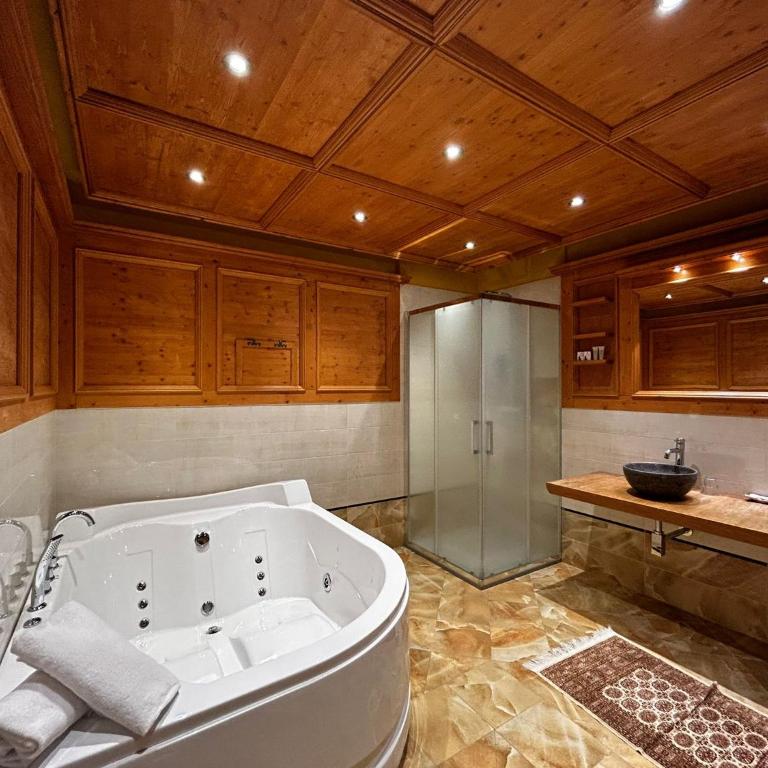 Hotel El Mondin - Suite con bañera de hidromasaje - 2