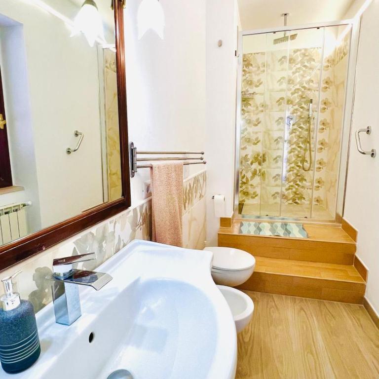 Graziosa Camera privata vista mare in centro - Camera Matrimoniale con Bagno Privato - 2