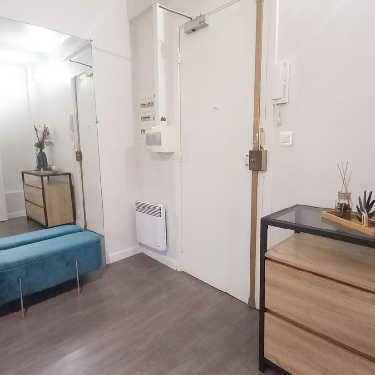 Palais Carnot central apartment with balcony and A C - One-Bedroom Apartment - 9