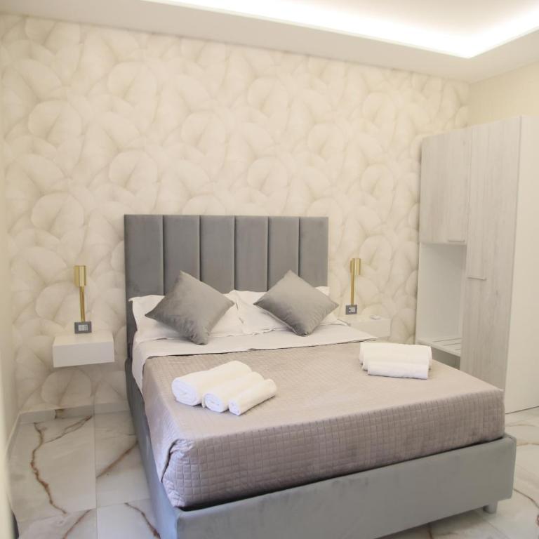 Napoli Central Suites - Camera Matrimoniale Standard - 13