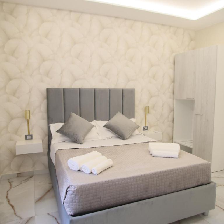 Napoli Central Suites - Camera Matrimoniale Standard - 11