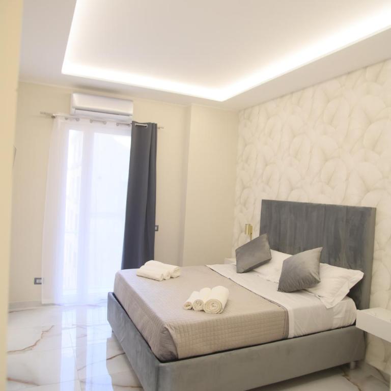 Napoli Central Suites - Camera Matrimoniale Standard - 12
