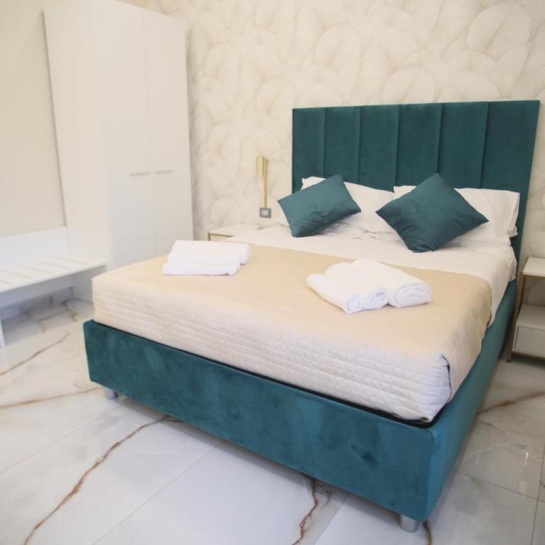 Napoli Central Suites - Camera Matrimoniale Standard - 16