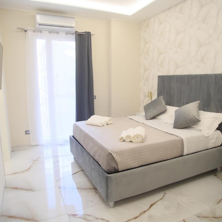 Napoli Central Suites - Camera Matrimoniale Standard - 17
