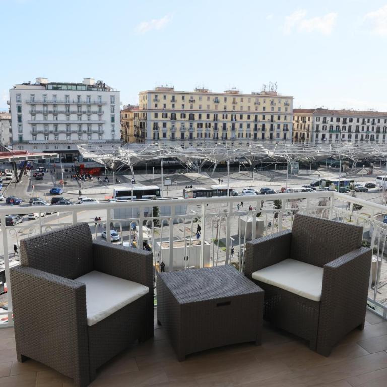 Napoli Central Suites - Camera Matrimoniale Deluxe con Balcone - 2