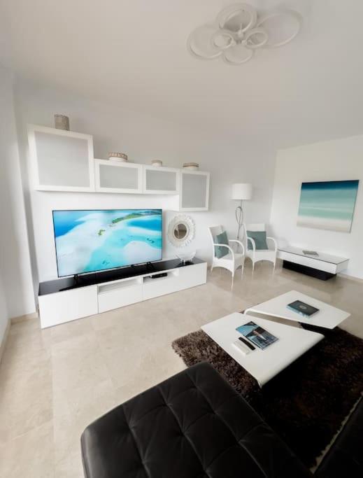 Luminoso hogar para familias- terraza, vistas al mar, plaza de parking - 7P - Three-Bedroom Apartment - 3
