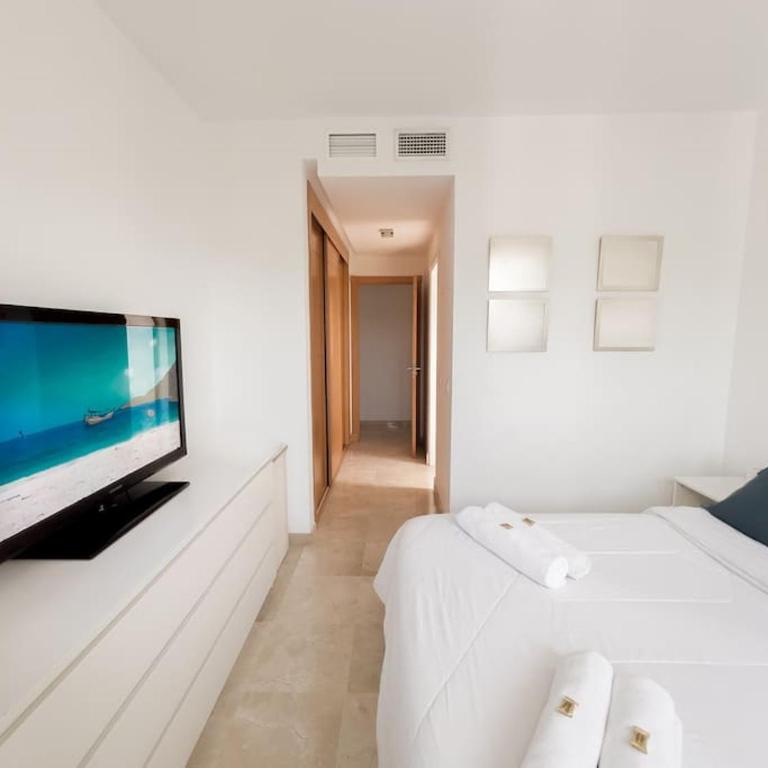 Luminoso hogar para familias- terraza, vistas al mar, plaza de parking - 7P - Three-Bedroom Apartment - 7