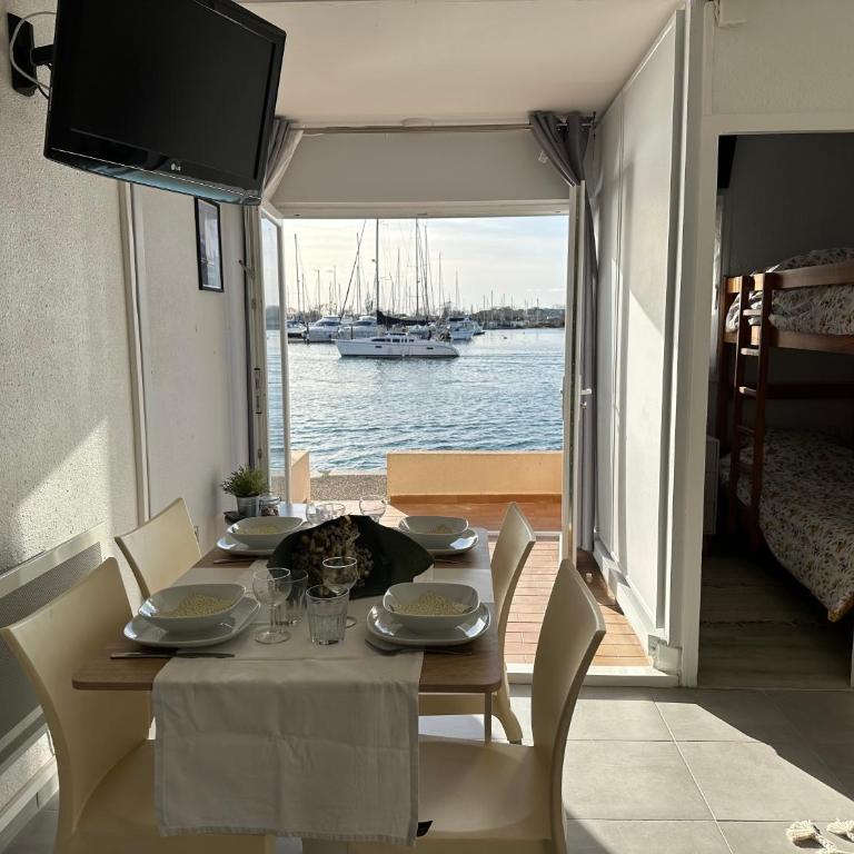 Studio - Les pieds dans l'eau agréable en toutes saisons 4 couchages - climatisation - parking privé - piscine sur mer - vue magnifique et rare - situation optimum - Les argonautes - Ile des pêcheurs - Cap d'Agde - One-Bedroom Apartment - 11